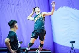 骑士新赛季表现下滑，爆冷输给马刺，主场优势助力取胜，马刺虽缺主力仍保持竞争力。